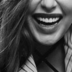 Glückliche Frau in schwarz weiß