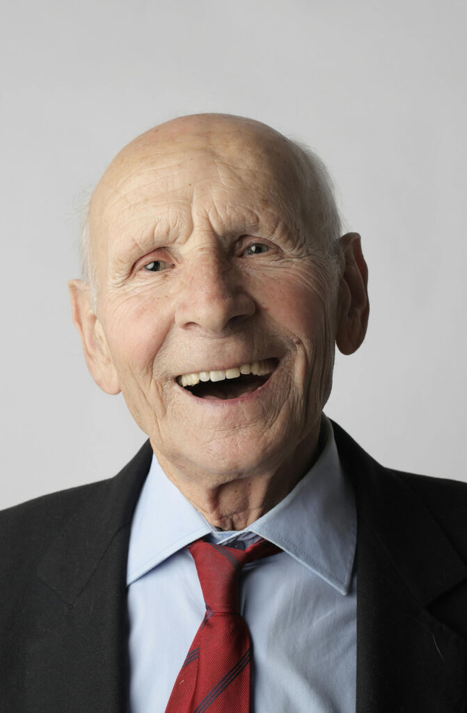 Lachender alter Mann mit Zahnprothese