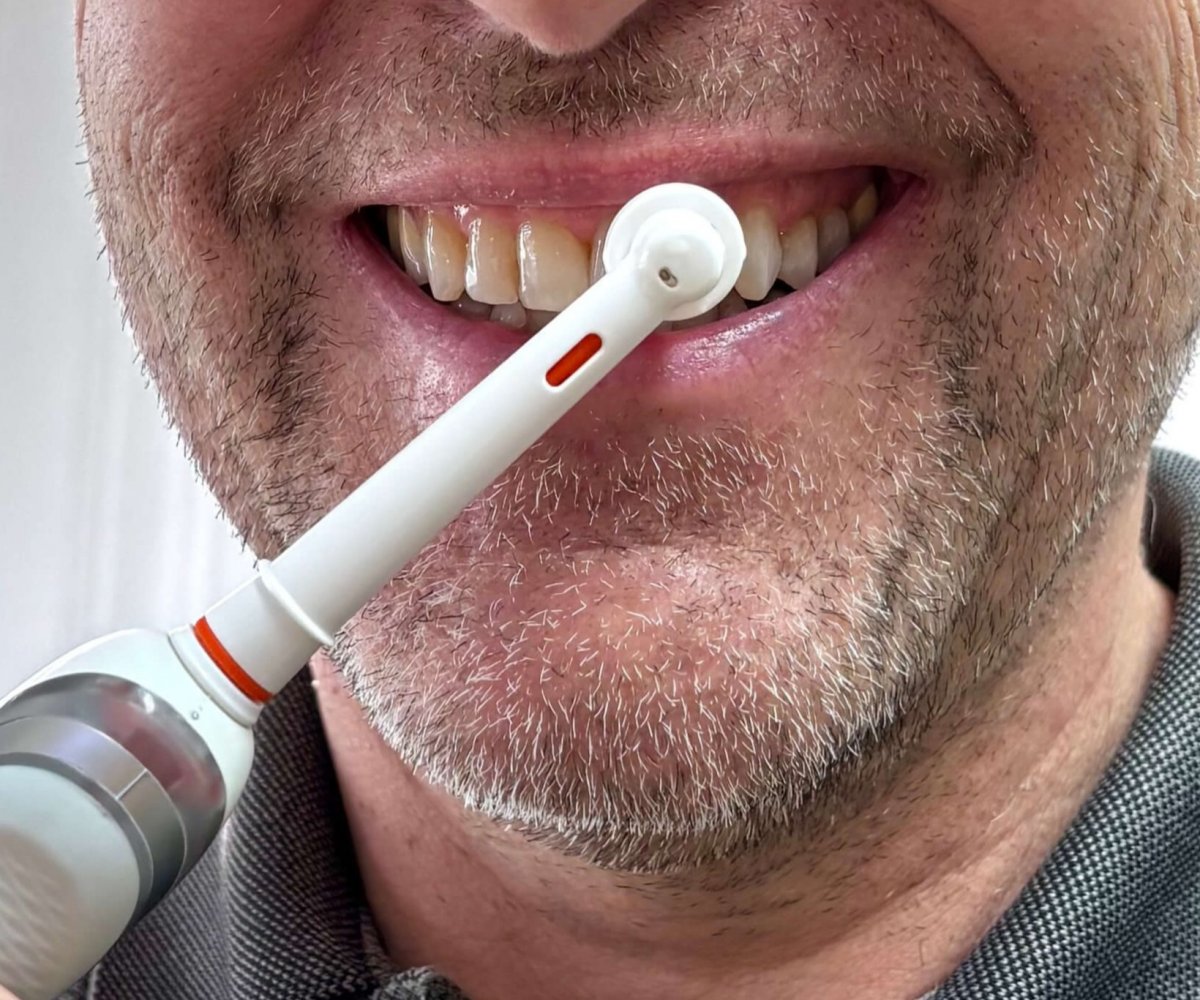 Mann mit elektrischer Zahnbürste