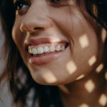 Lachende Frau mit gesunden Zähnen – Symbolbild Zahnarzt 1060 Wien