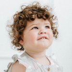 Kleinkind mit braunen Locken